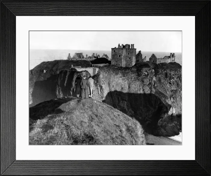 Framed Print : General view of the ruined medieval fortress of Dunnottar Castle near Stonehaven