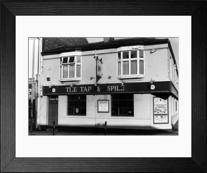 Framed Print : The Tap & Spile, Public House, Shields Road, Newcastle, 5th October 1988 Framed Print : The Tap & Spile, Public House, Shields Road, Newcastle, 5th October 1988