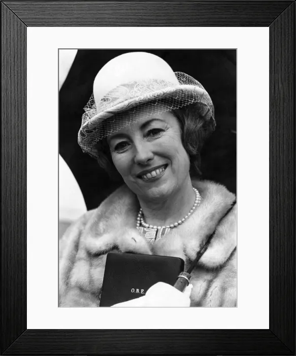 Framed Print : Vera Lynn outside Buckingham Palace after receiving her O. B. E. February 1969 P002479 Framed Print : Vera Lynn outside Buckingham Palace after receiving her O. B. E. February 1969 P002479