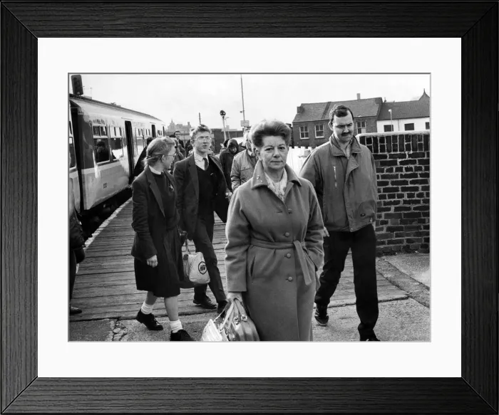 Framed Print : Jean Alexander, Hilda Ogden of Coronation St. commutes between her home town of Southport Framed Print : Jean Alexander, Hilda Ogden of Coronation St. commutes between her home town of Southport