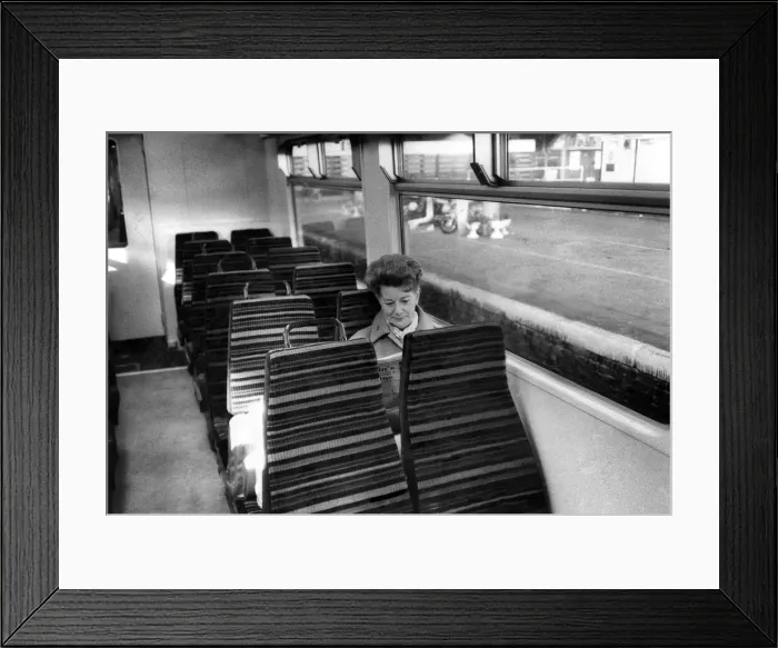 Framed Print : Jean Alexander, Hilda Ogden of Coronation St, commutes between her home town of Southport Framed Print : Jean Alexander, Hilda Ogden of Coronation St, commutes between her home town of Southport