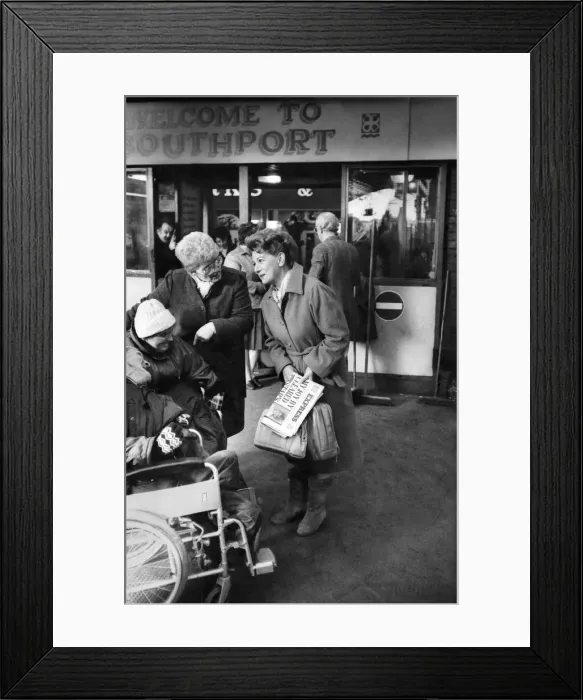 Framed Print : Jean Alexander, Hilda Ogden of Coronation St. commutes between her homes town of Framed Print : Jean Alexander, Hilda Ogden of Coronation St. commutes between her homes town of