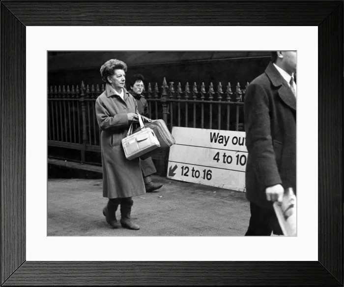 Framed Print : Jean Alexander, Hilda Ogden of Coronation St. commutes between her home town of Southport Framed Print : Jean Alexander, Hilda Ogden of Coronation St. commutes between her home town of Southport