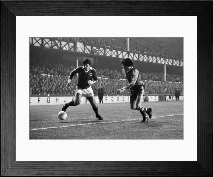 Framed Print : English League Division One match at Goodison Park. Everton 1 v Nottingham Forest 0 Framed Print : English League Division One match at Goodison Park. Everton 1 v Nottingham Forest 0