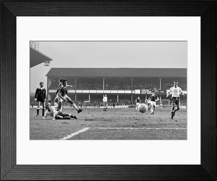 Framed Print : English League Division One match at Goodison Park. Everton 1 v Leicester City 2 Framed Print : English League Division One match at Goodison Park. Everton 1 v Leicester City 2