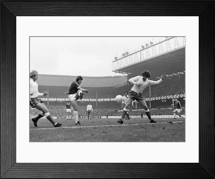 Framed Print : English League Division One match at Goodison Park. Everton 1 v Leicester City 2 Framed Print : English League Division One match at Goodison Park. Everton 1 v Leicester City 2