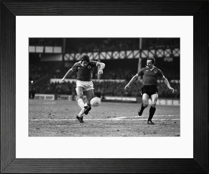Framed Print : English League Division One match at Goodison Park. Everton 4 v Bristol City 1 Framed Print : English League Division One match at Goodison Park. Everton 4 v Bristol City 1
