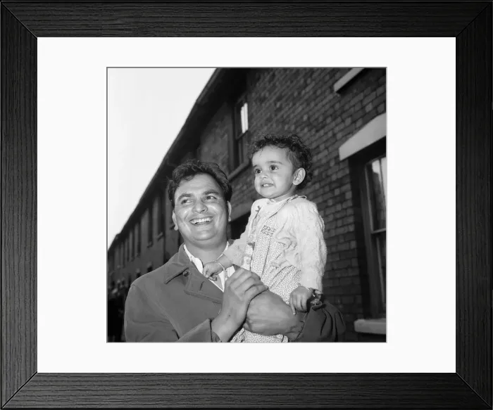 Framed Print : Asian family in Smethwick, a town in the Sandwell Metropolitan Borough