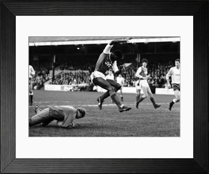 Framed Print : Reading 1-3 Arsenal, FA Cup third round match at Elm Park, Saturday 10th January 1987 Framed Print : Reading 1-3 Arsenal, FA Cup third round match at Elm Park, Saturday 10th January 1987