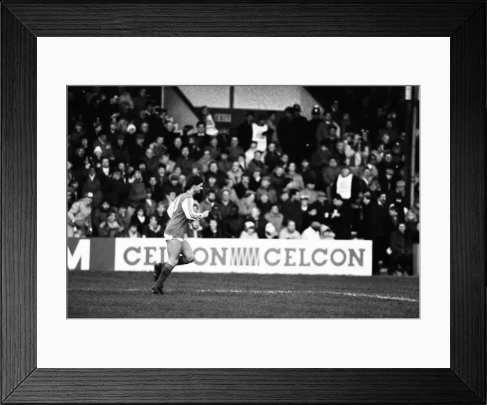 Framed Print : Reading 1-3 Arsenal, FA Cup third round match at Elm Park, Saturday 10th January 1987 Framed Print : Reading 1-3 Arsenal, FA Cup third round match at Elm Park, Saturday 10th January 1987