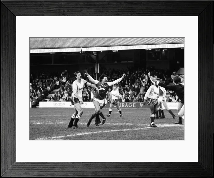 Framed Print : Reading 1-3 Arsenal, FA Cup third round match at Elm Park, Saturday 10th January 1987 Framed Print : Reading 1-3 Arsenal, FA Cup third round match at Elm Park, Saturday 10th January 1987