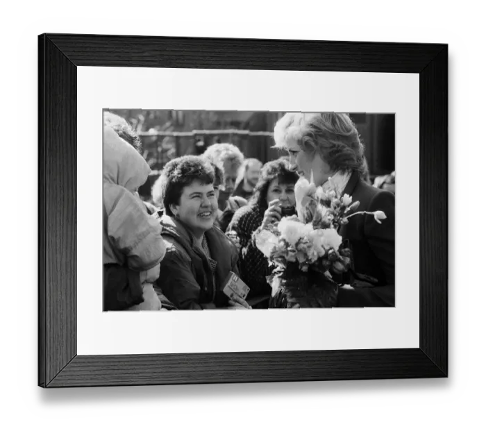 Framed Print : Princess Diana visiting the Boyd Court Guinness Trust Housing Estate, Bracknell