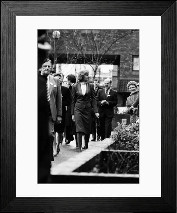 Framed Print : Princess Diana visiting the Boyd Court Guinness Trust Housing Estate, Bracknell