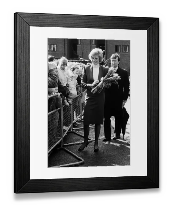 Framed Print : Princess Diana visiting the Boyd Court Guinness Trust Housing Estate, Bracknell Framed Print : Princess Diana visiting the Boyd Court Guinness Trust Housing Estate, Bracknell