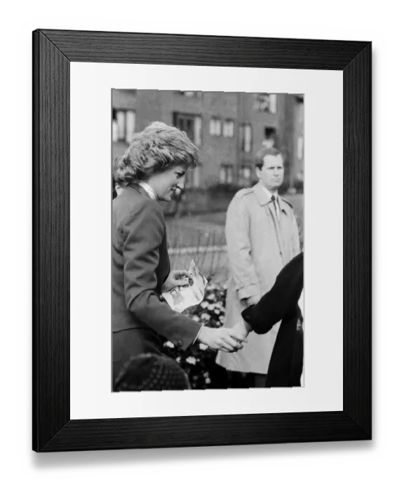 Framed Print : Princess Diana visiting the Boyd Court Guinness Trust Housing Estate, Bracknell