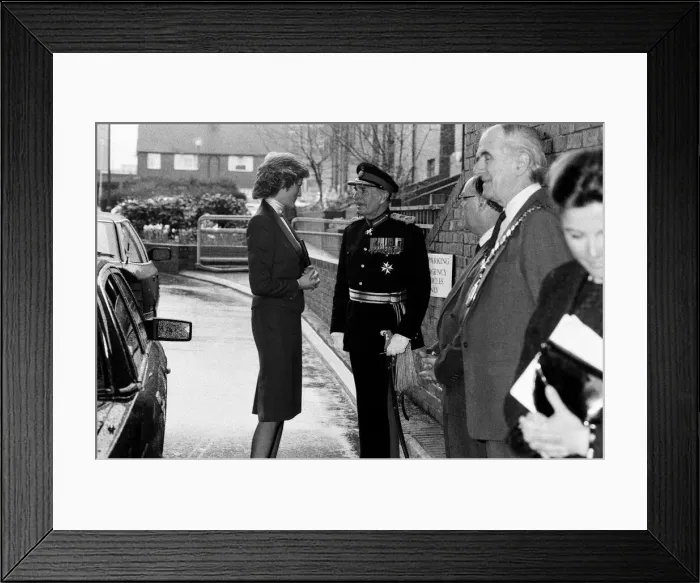 Framed Print : Princess Diana visiting the Boyd Court Guinness Trust Housing Estate, Bracknell