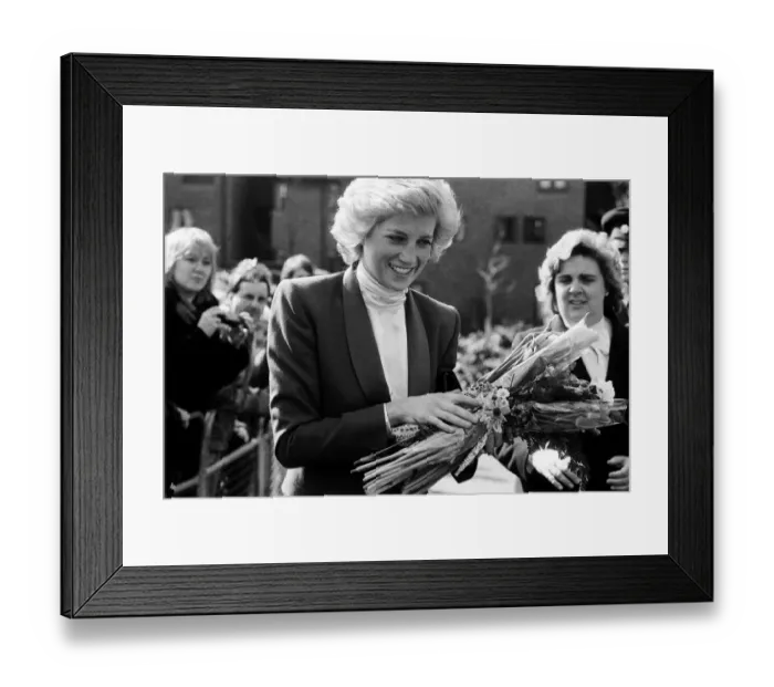 Framed Print : Princess Diana visiting the Boyd Court Guinness Trust Housing Estate, Bracknell Framed Print : Princess Diana visiting the Boyd Court Guinness Trust Housing Estate, Bracknell