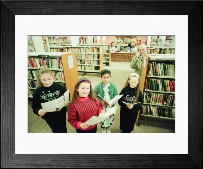 Framed Print : Children from Abingdon Junior School caused quite a stir when they sang Christmas Carols