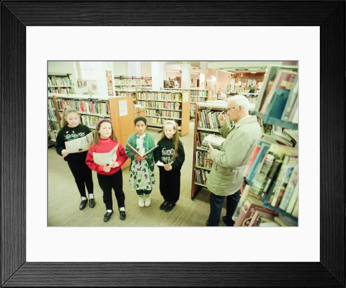 Framed Print : Children from Abingdon Junior School caused quite a stir when they sang Christmas Carols
