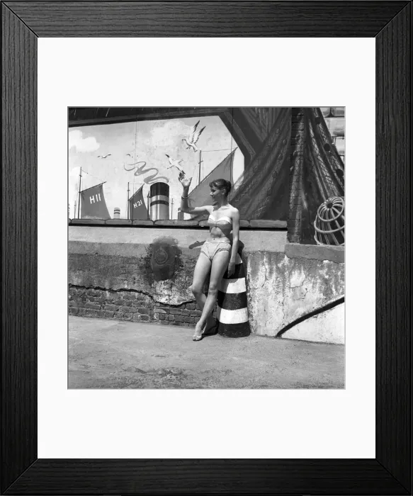 Framed Print : Lunch hour at the Oasis Lido in Central London. Where Keith Baxter Framed Print : Lunch hour at the Oasis Lido in Central London. Where Keith Baxter