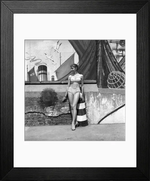 Framed Print : Lunch hour at the Oasis Lido in Central London. Where Keith Baxter