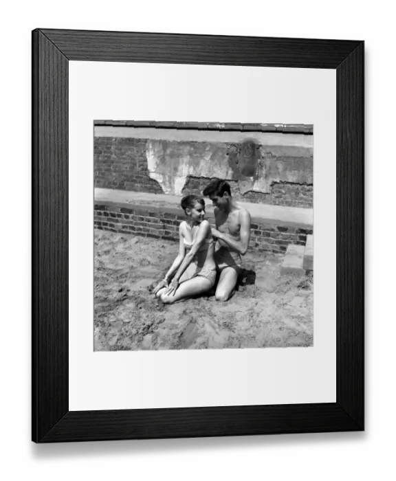 Framed Print : Lunch hour at the Oasis Lido in Central London. Where Keith Baxter Framed Print : Lunch hour at the Oasis Lido in Central London. Where Keith Baxter