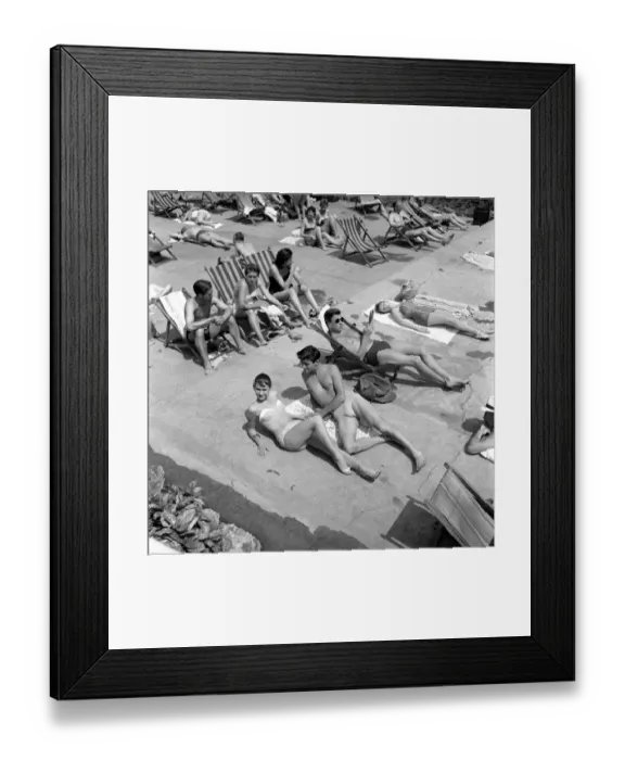 Framed Print : Lunch hour at the Oasis Lido in Central London. Where Keith Baxter Framed Print : Lunch hour at the Oasis Lido in Central London. Where Keith Baxter