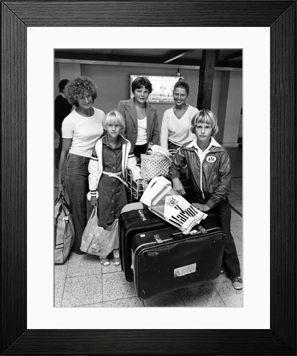 Framed Print : Mrs Eileen Dowdle, daughter Clare, niece Jackie, her friend Sue Framed Print : Mrs Eileen Dowdle, daughter Clare, niece Jackie, her friend Sue