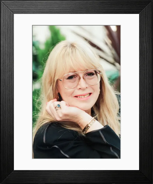 Framed Print : Cynthia Lennon, poses for photographs, London, 14th February 1995 Framed Print : Cynthia Lennon, poses for photographs, London, 14th February 1995