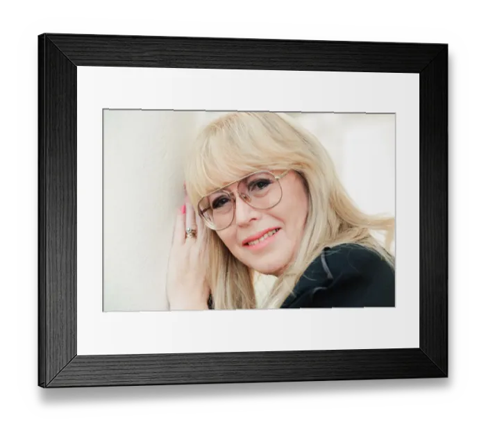 Framed Print : Cynthia Lennon, poses for photographs, London, 14th February 1995 Framed Print : Cynthia Lennon, poses for photographs, London, 14th February 1995