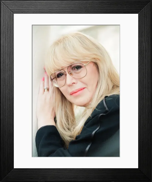 Framed Print : Cynthia Lennon, poses for photographs, London, 14th February 1995
