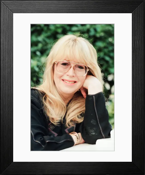 Framed Print : Cynthia Lennon, poses for photographs, London, 14th February 1995 Framed Print : Cynthia Lennon, poses for photographs, London, 14th February 1995