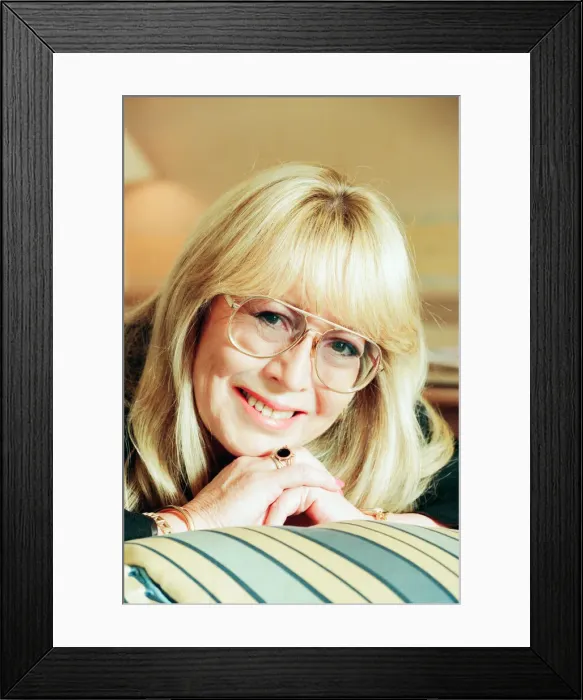 Framed Print : Cynthia Lennon, poses for photographs, London, 14th February 1995 Framed Print : Cynthia Lennon, poses for photographs, London, 14th February 1995