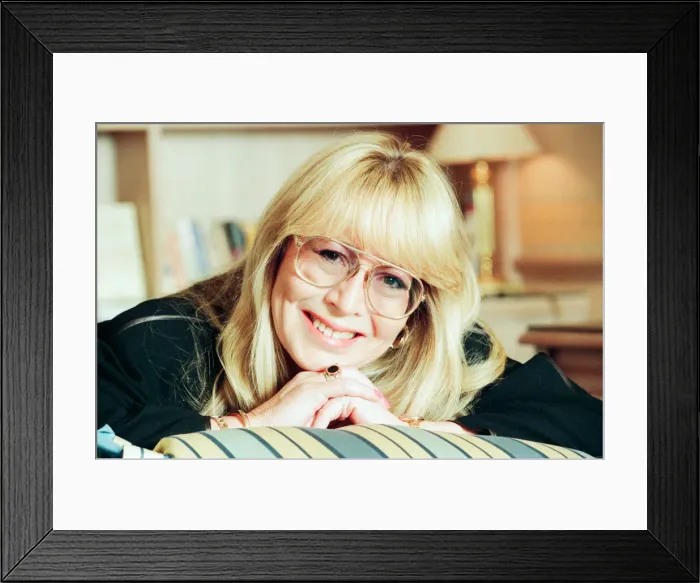 Framed Print : Cynthia Lennon, poses for photographs, London, 14th February 1995 Framed Print : Cynthia Lennon, poses for photographs, London, 14th February 1995