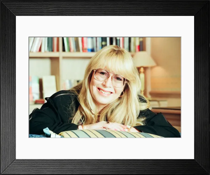 Framed Print : Cynthia Lennon, poses for photographs, London, 14th February 1995 Framed Print : Cynthia Lennon, poses for photographs, London, 14th February 1995