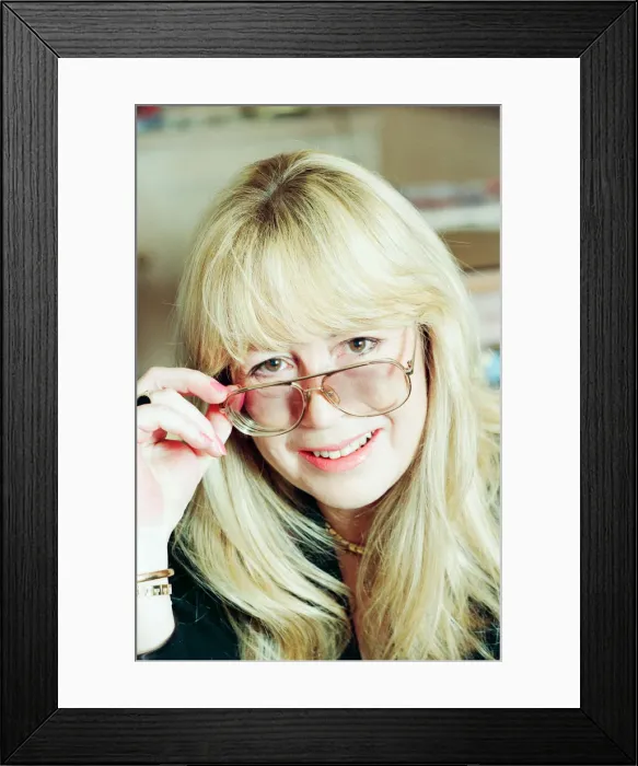 Framed Print : Cynthia Lennon, poses for photographs, London, 14th February 1995 Framed Print : Cynthia Lennon, poses for photographs, London, 14th February 1995