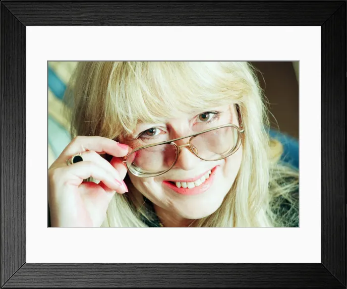 Framed Print : Cynthia Lennon, poses for photographs, London, 14th February 1995 Framed Print : Cynthia Lennon, poses for photographs, London, 14th February 1995