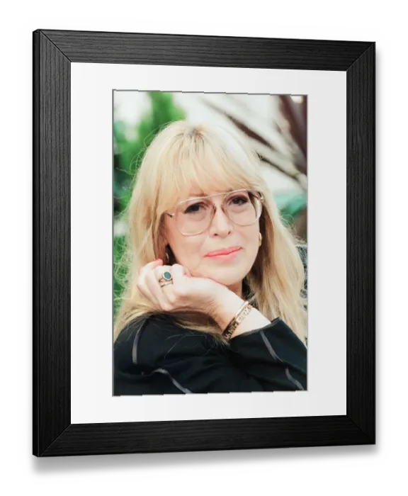 Framed Print : Cynthia Lennon, poses for photographs, London, 14th February 1995 Framed Print : Cynthia Lennon, poses for photographs, London, 14th February 1995
