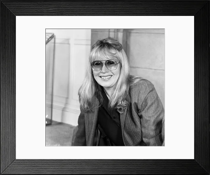 Framed Print : Cynthia Lennon, poses for photographs, 10th November 1984 Framed Print : Cynthia Lennon, poses for photographs, 10th November 1984