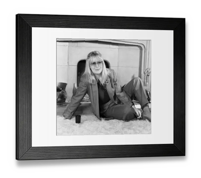 Framed Print : Cynthia Lennon, poses for photographs, 10th November 1984 Framed Print : Cynthia Lennon, poses for photographs, 10th November 1984