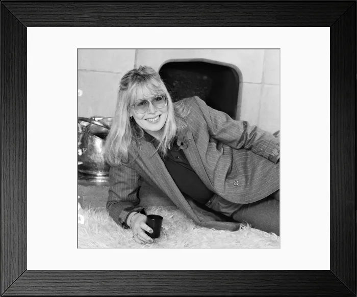 Framed Print : Cynthia Lennon, poses for photographs, 10th November 1984 Framed Print : Cynthia Lennon, poses for photographs, 10th November 1984