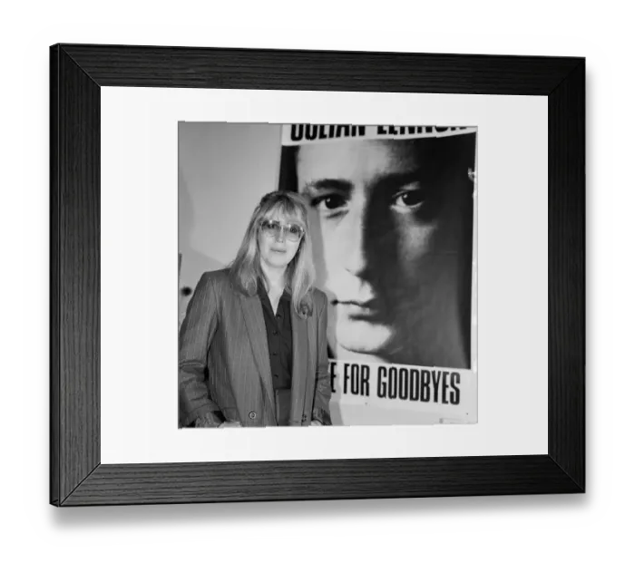 Framed Print : Cynthia Lennon, poses for photographs, 10th November 1984