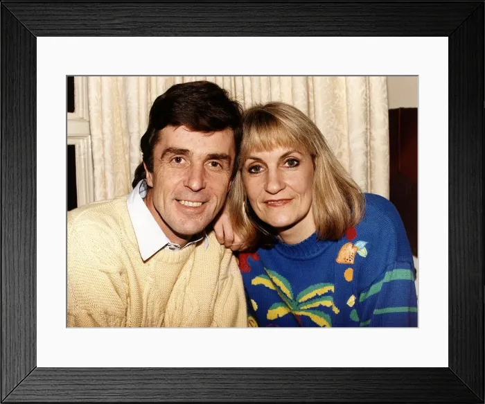 Framed Print : John Stapleton and his wife Lynn Faulds Wood tv presenters Dbase A©Mirrorpix