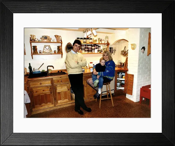 Framed Print : John Stapleton Lynne Faulds Wood and son tv presenters Dbase A©Mirrorpix