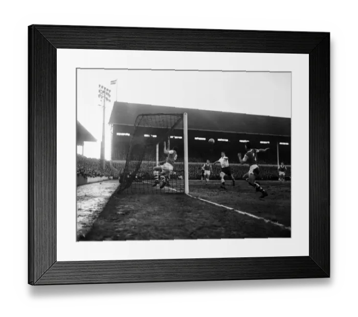 Framed Print : Tottenham 1-4 Arsenal, League Division One match at White Hart Lane Framed Print : Tottenham 1-4 Arsenal, League Division One match at White Hart Lane