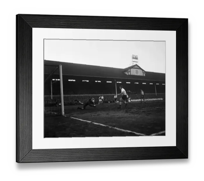 Framed Print : Tottenham 1-4 Arsenal, League Division One match at White Hart Lane Framed Print : Tottenham 1-4 Arsenal, League Division One match at White Hart Lane