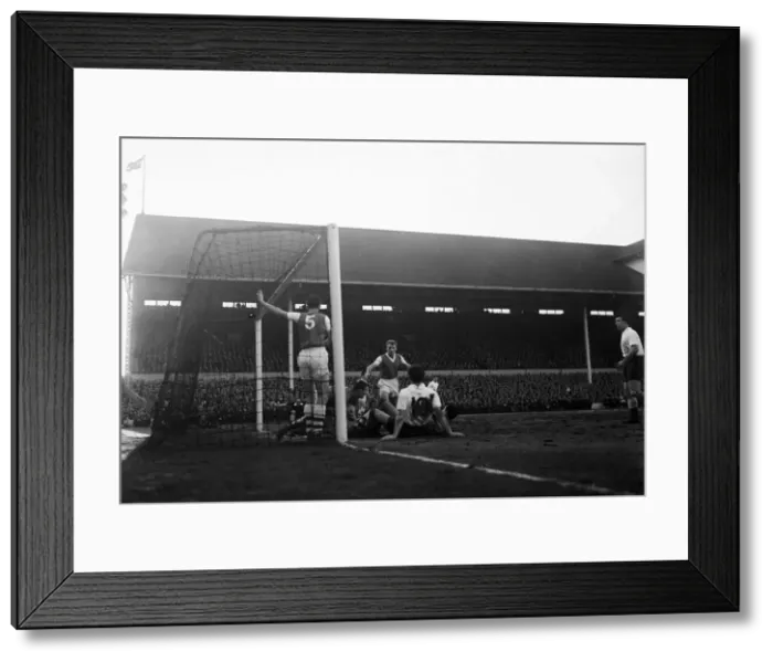 Framed Print : Tottenham 1-4 Arsenal, League Division One match at White Hart Lane Framed Print : Tottenham 1-4 Arsenal, League Division One match at White Hart Lane