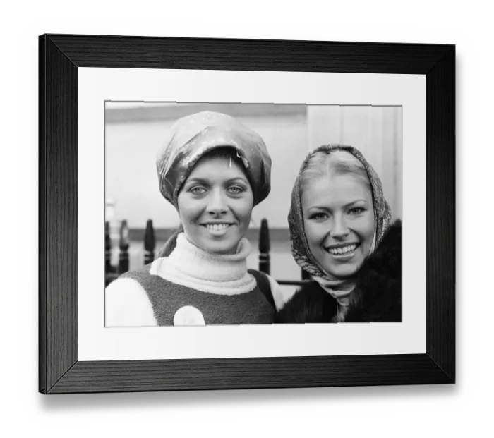 Framed Print : Miss Brazil, Madalena Sbaraini (left) and Miss Germany, Dagmar Winkler (right), Miss World Contestants, London, 16th November 1977