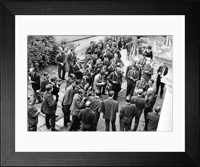 Framed Print : England footballers meeting actors Sean Connery and Yul Brynner during the visit of