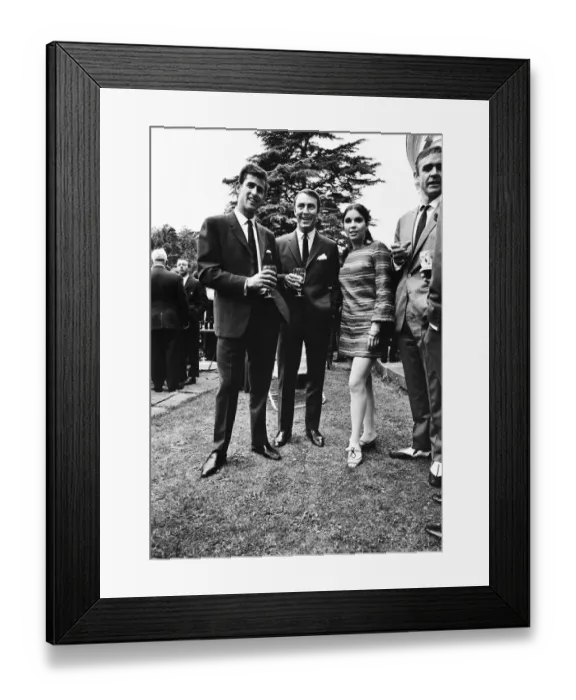 Framed Print : England footballers Peter Bonetti and Jimmy Greaves talks to actors Sean Connery